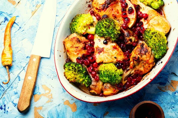 Brokoli, kızılcık ve tavuk budu ile kızartılmış tavuk budu.