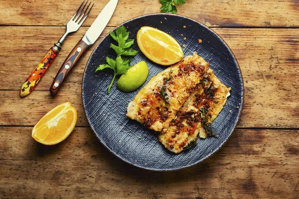 İştah açıcı kızarmış balık, portakal soslu kızarmış turna balığı..