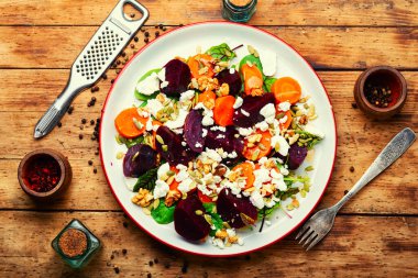 Sağlıklı pancar, havuç, fındık ve süzme peynir salatası.