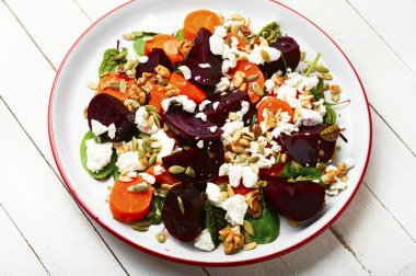 Pancar, havuç, süzme peynir, otlar ve fındıklı diyet salatası..