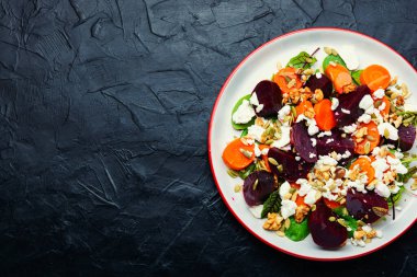 Pancar, havuç, süzme peynir, ıspanak ve fındıklı diyet salatası. Diyet yemek. Metin için boşluk