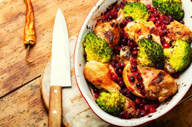 Brokoli ve kızılcıkla kızartılmış tavuk budu..