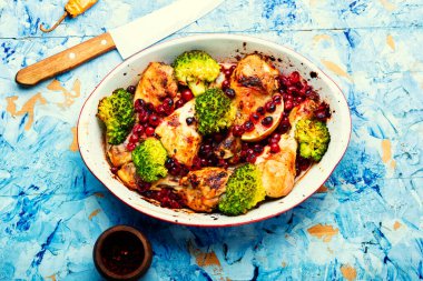 Brokoli ve yabanmersinli ızgara tavuk budu.