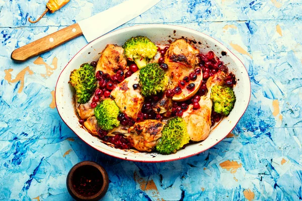 Brokoli ve yabanmersinli ızgara tavuk budu.