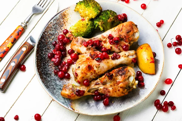 Brokoli, kızılcık ve tavuk budu ile kızartılmış tavuk budu.