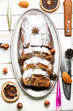 Stollen geleneksel bir Alman Noel pastasıdır. Noel pastası