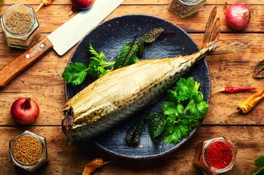Tütsülenmiş uskumru balıklı tabak. Kırsal masada lezzetli deniz ürünleri