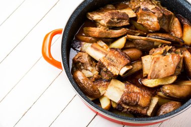 İştah açıcı pirzola, patatesle pişirilmiş. Et sosu