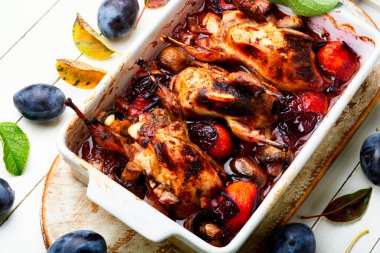 Erikli bıldırcın turşusu. Fırında kızartılmış bıldırcın.