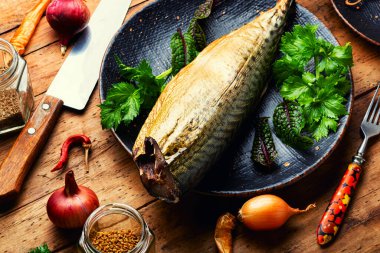 Baharatlarla kurutulmuş mis kokulu ton balığı. Tabakta tuzlanmış scomber.