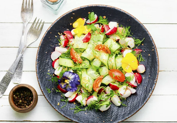 Jarní Salát Zeleninou Jedlými Květinami Koncept Diety Barevné Jídlo — Stock fotografie