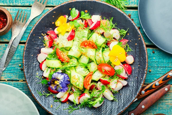 Cucumber Tomato Radish Greens Salad Decorated Edible Flowers Spring Vitamin — Stockfoto
