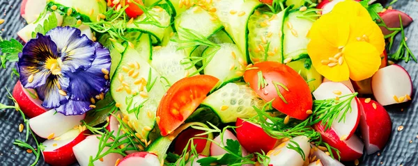 Sałatka Wiosenna Warzywami Jadalnymi Kwiatami Pojęcie Dietetyczne Kolorowa Sałatka Detox — Zdjęcie stockowe