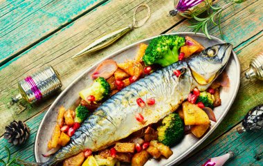 Ananas, brokoli ve nar ile tam pişmiş balık. Kızarmış uskumru.