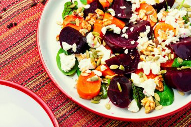 Pancar salatası, havuç, fındık ve süzme peynir. Sonbahar salatası