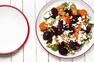 Pancar, havuç, kaymak, otlar ve fındıklı diyet salatası..