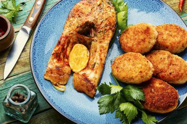 Ev yapımı balık pirzolası ve lezzetli balık bifteği.