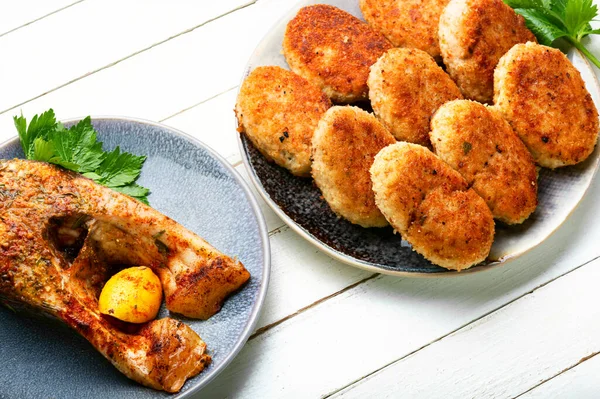 Ev yapımı balık pirzolası ve lezzetli balık bifteği.