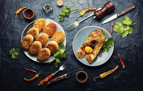 Ev yapımı balık pirzolası ve balık bifteği. Kıymalı balık pirzolası.