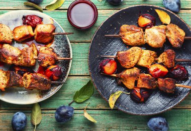 Sulu et, barbekü. Şişe üzerinde leziz kızarmış kebaplar. Izgara şişler.