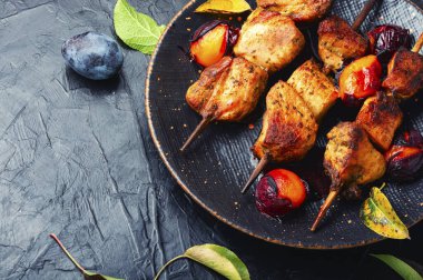 İştah açıcı et, barbekü. Şiş üstünde leziz kebaplar..