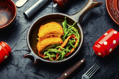 Kuşkonmaz fasulye ve havuçtan garnitürle iştah açıcı tavuk pirzolası.