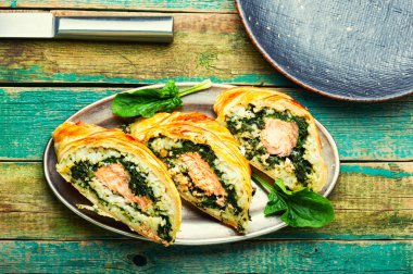 Somon balığı, pirinç ve ıspanaktan yapılan iştah açıcı balık turtası. Kırmızı balık turtası.