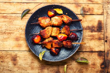 Barbekü et, barbekü. Şiş üstünde leziz kebaplar..