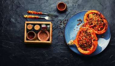 Kıyma, sebze ve kinoayla doldurulmuş balkabağı yarımları. Haşlanmış kabak yahnisi.