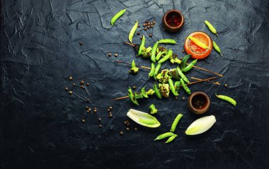 Brokolili sebze kebabı, yeşil bezelye ve bamya. Çubukta kızartılmış sebze.