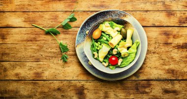 Kabak vitamini salatası, kuşkonmaz fasulyesi, bezelye ve domates.