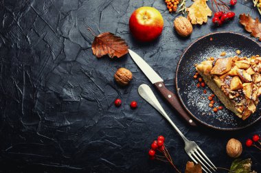 Charlotte, hamur içinde pişirilmiş elmadan yapılmış tatlı bir pasta.