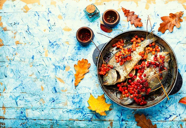 ビブラムベリーとローストDorado魚 健康的な食べ物 テキストのためのスペース — ストック写真