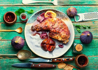 Sonbahar inciri ve baharatla kızartılmış lezzetli tavuk budu.