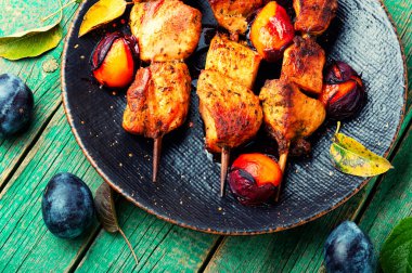 Barbekü et, barbekü. Şiş üstünde leziz kebaplar..