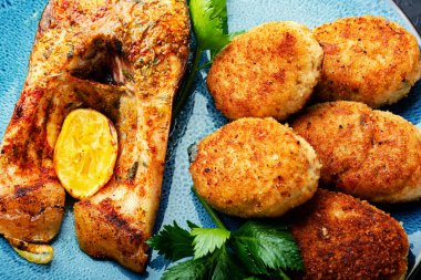 Ev yapımı balık pirzolası ve balık bifteği.