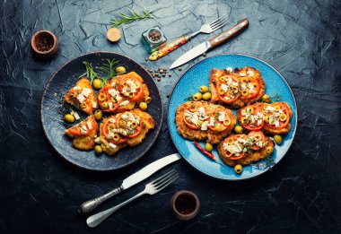 Şnitzel, kızarmış ince et tabakası. Girit şnitzeli.