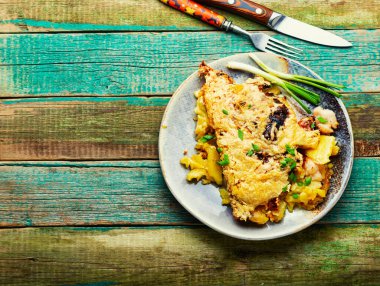 Fransız eti et, patates ve peynir tabaklarından yapılmış bir yemektir..