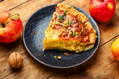 Peynirli elmalı kiş. Elmalı kiş turtası.