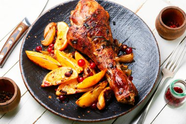 Portakal ve baharatla pişirilmiş iştah açıcı hindi budu.