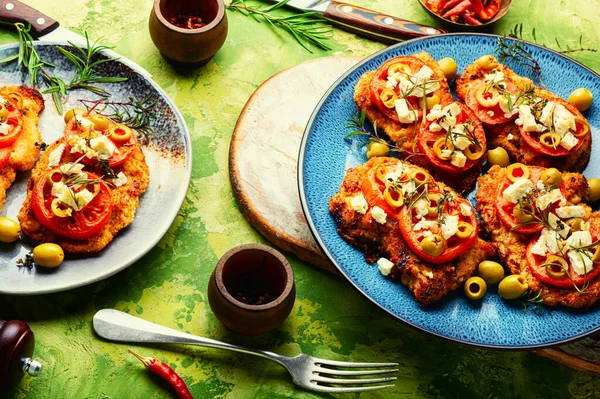 Tunt Köttlager Panerat Brödsmulor Med Ost Oliver Och Tomat Kötträtt — Stockfoto