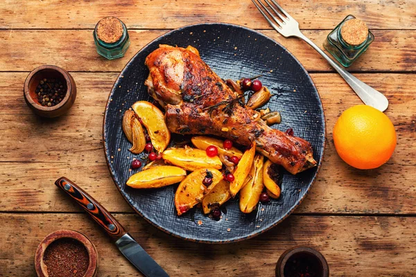 Portakallı fırında hindi eti. Lezzetli kızarmış hindi budu, Şükran Günü yemeği.