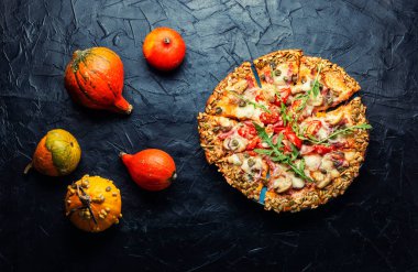 Sosisli pizza, domates ve balkabaklı tortilla.