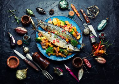 Ananaslı ve brokolili fırında uskumru balığı. Kutlama yemeği. Düz yatıyordu