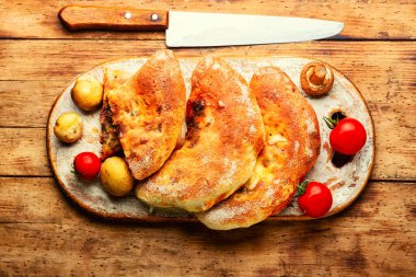 Mantarlı kapalı pizza. Calzone - İtalyan turtası
