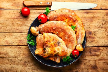 Mantarlı kapalı pizza. Calzone - İtalyan turtası