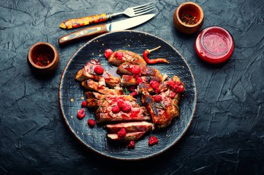 Ahududu soslu leziz kızarmış domuz eti, barbekü