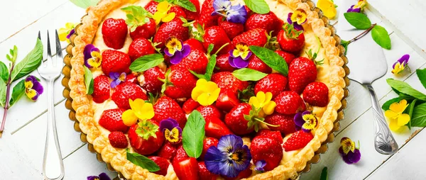 Ciasto Truskawkowe Ozdobione Liśćmi Mięty Kwiatami Tradycyjne Ciasto Truskawkowe Lub — Zdjęcie stockowe