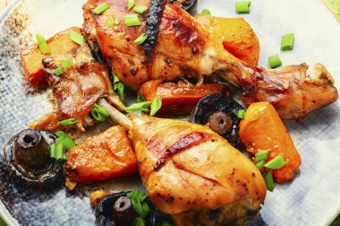 Zencefil soslu tavuk eti. Balkabağı ve mantarla kızartılmış tavuk bacağı..