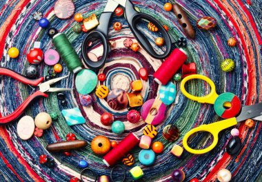 Dikiş dikmek için farklı tipte parlak boncuklar. Değişik bir arkaplanda boncuklar.